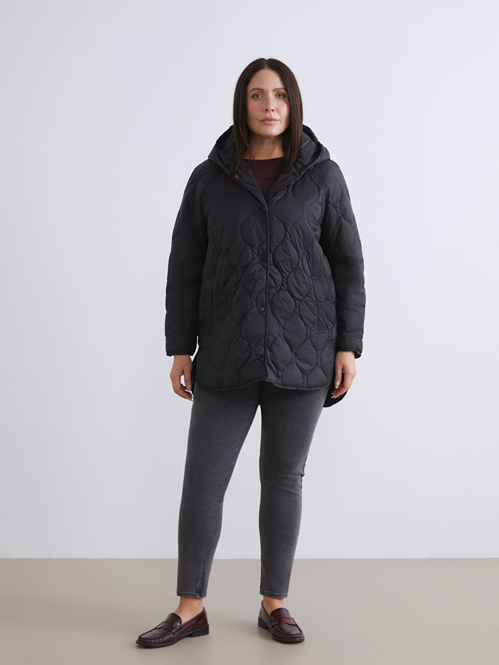 Siyah Kapüşonlu Kapitone Oversize Kadın Şişme Mont-6