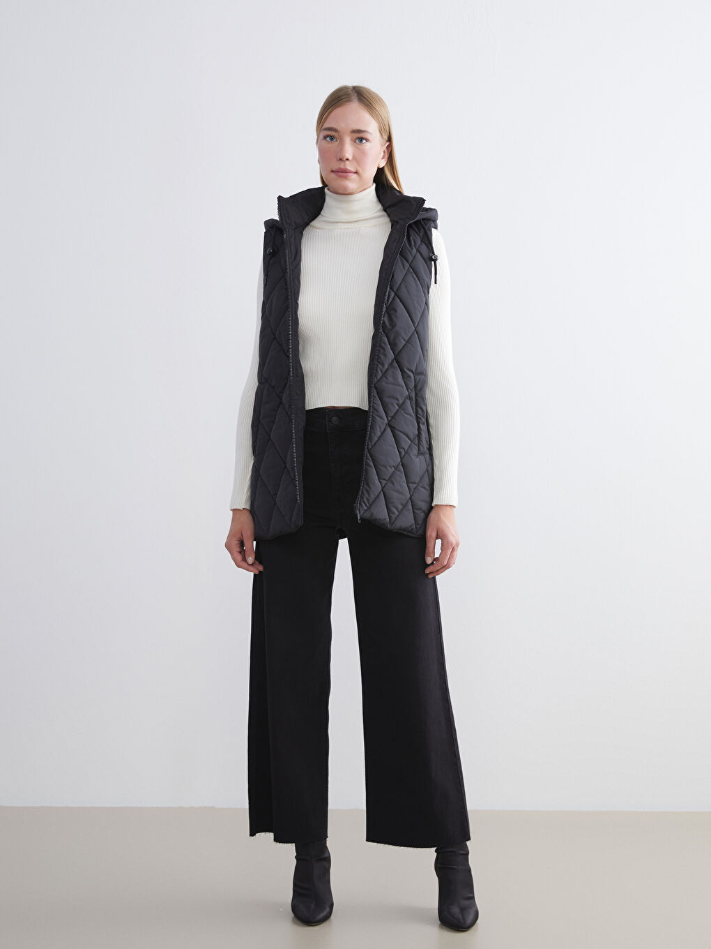 Siyah Kapüşonlu Kapitone Kadın Şişme Yelek-1