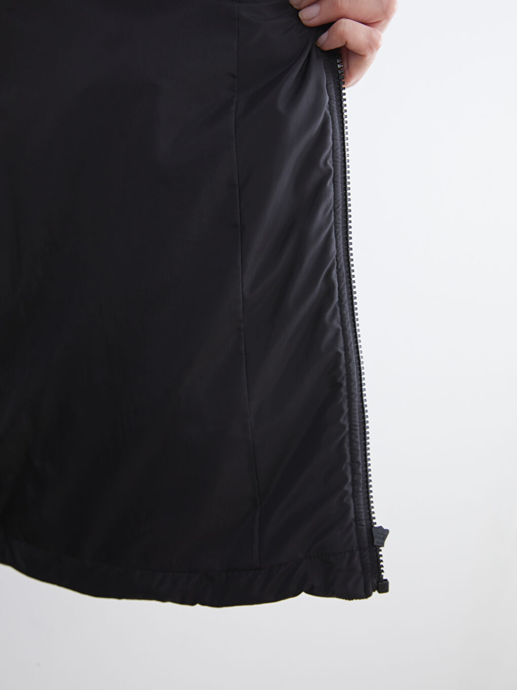 Siyah Kapüşonlu Kapitone Kadın Şişme Yelek-2