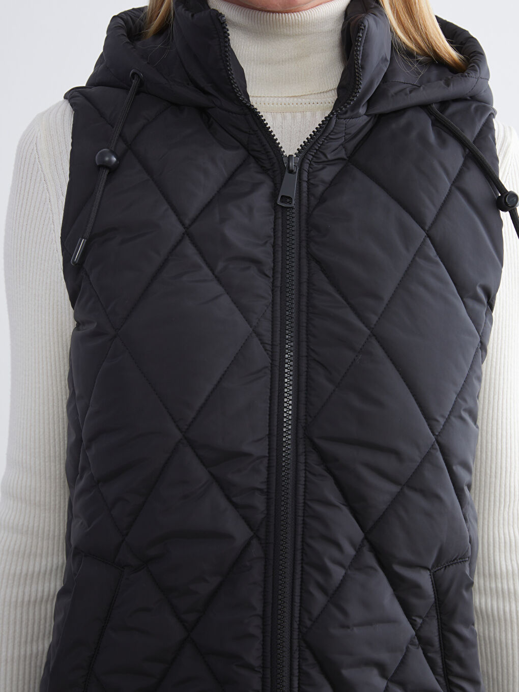 Siyah Kapüşonlu Kapitone Kadın Şişme Yelek-3