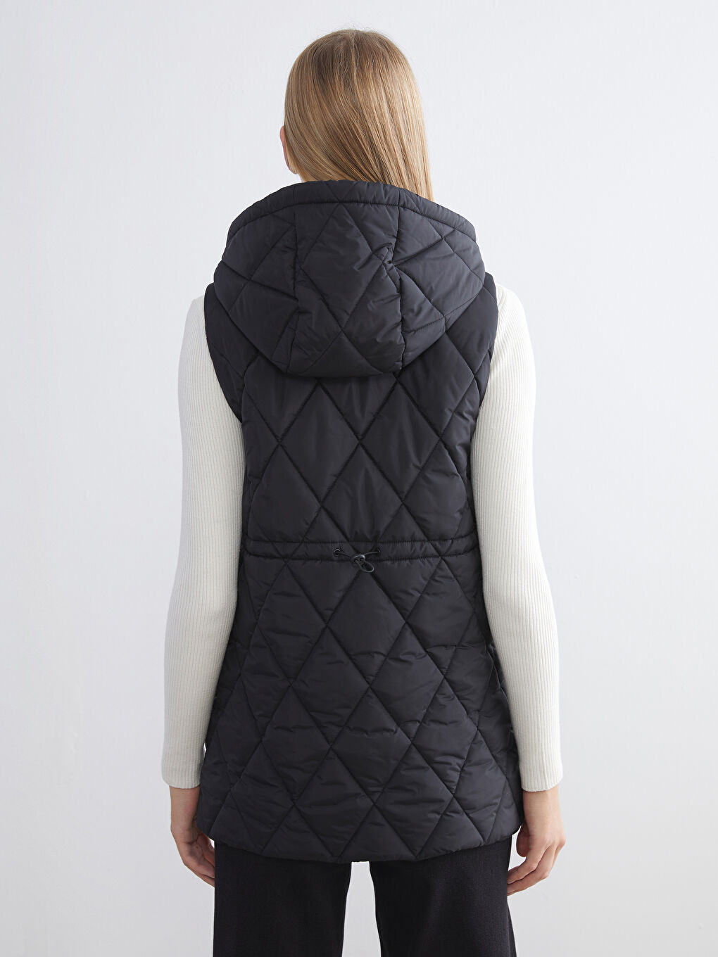 Siyah Kapüşonlu Kapitone Kadın Şişme Yelek-4