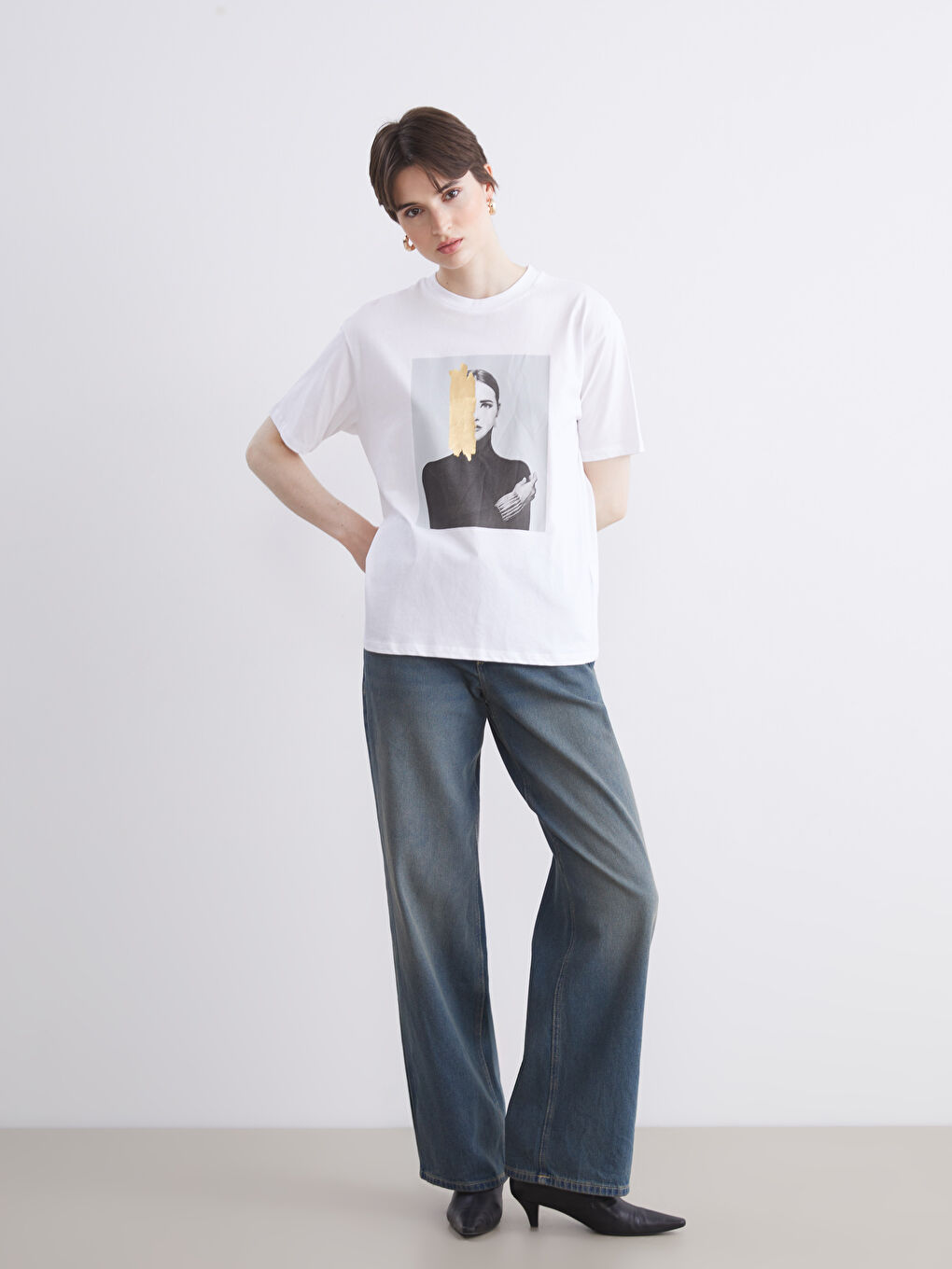 Beyaz Bisiklet Yaka Baskılı Oversize Kadın Tişört-1