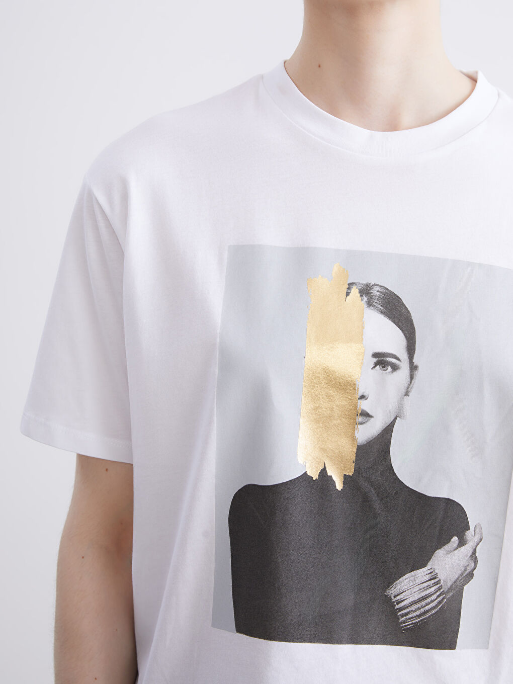 Beyaz Bisiklet Yaka Baskılı Oversize Kadın Tişört-2