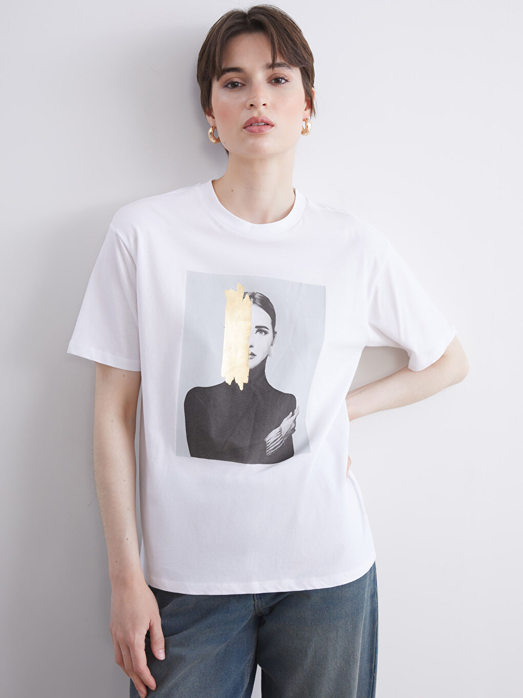 Beyaz Bisiklet Yaka Baskılı Oversize Kadın Tişört-3