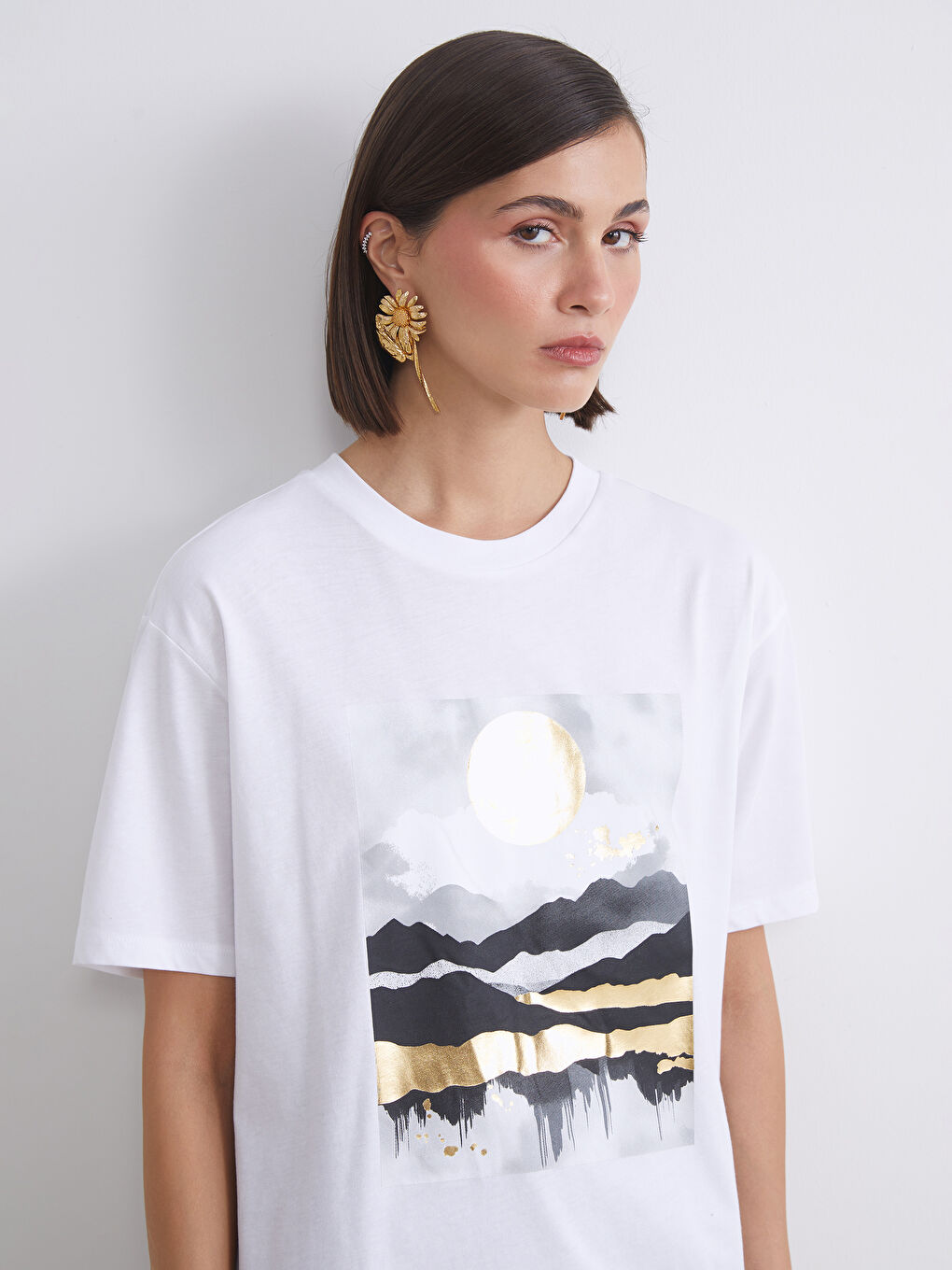 Beyaz Bisiklet Yaka Baskılı Oversize Kadın Tişört