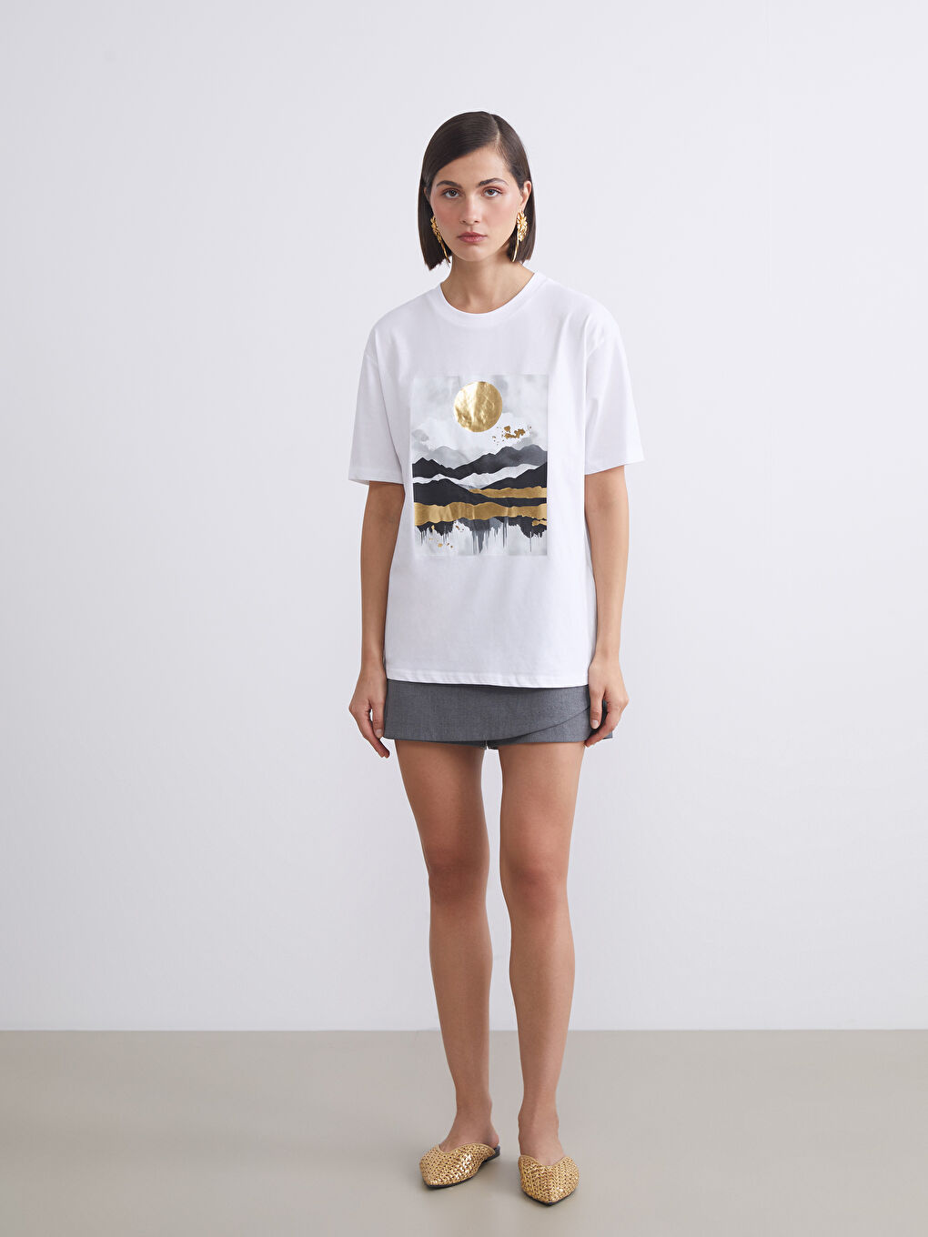 Beyaz Bisiklet Yaka Baskılı Oversize Kadın Tişört-1