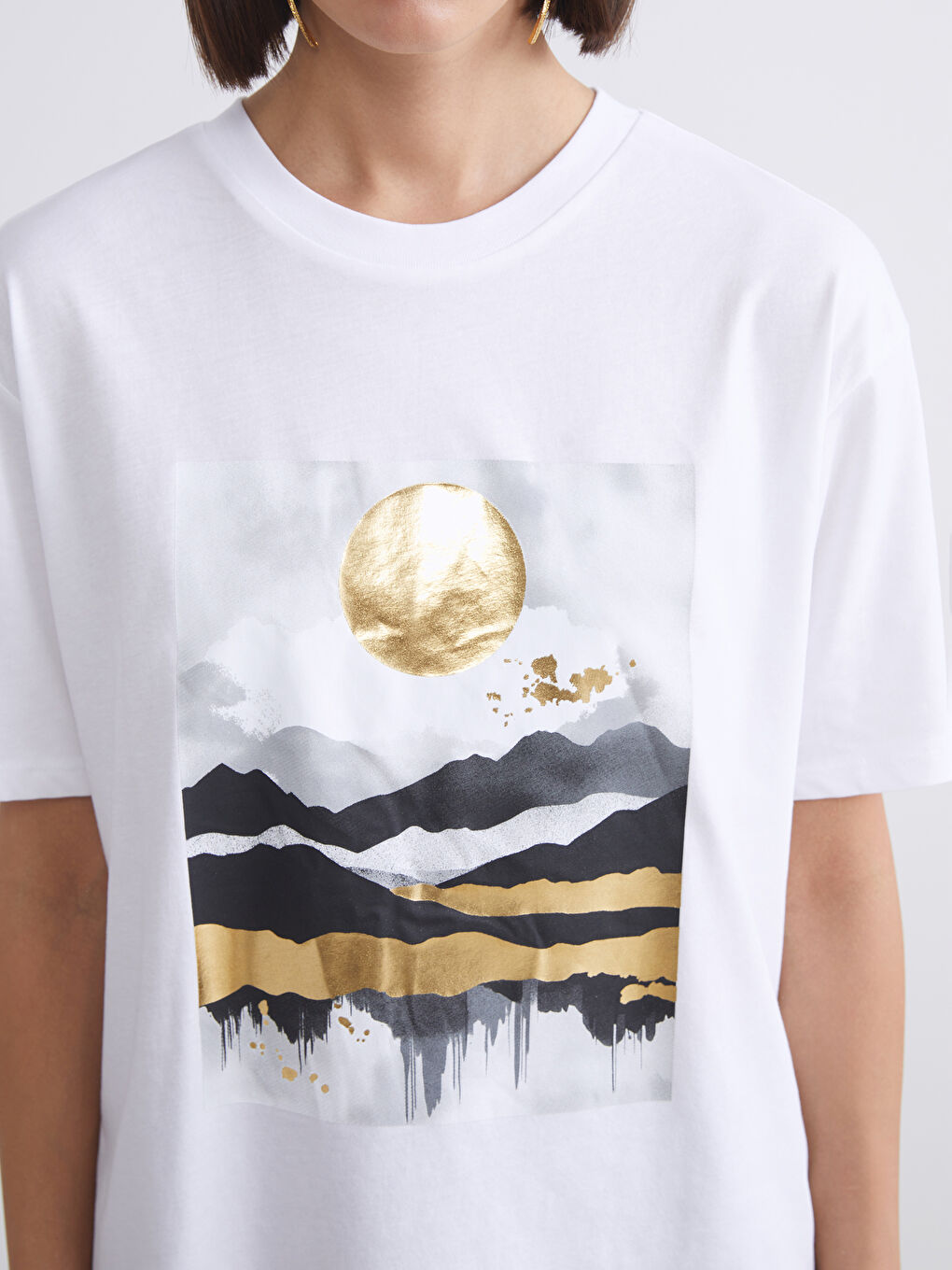 Beyaz Bisiklet Yaka Baskılı Oversize Kadın Tişört-2