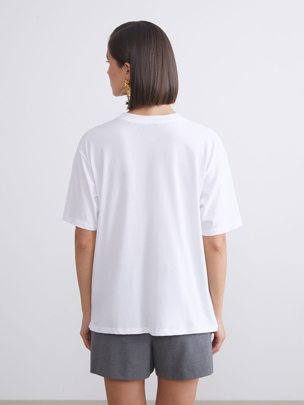 Beyaz Bisiklet Yaka Baskılı Oversize Kadın Tişört-3