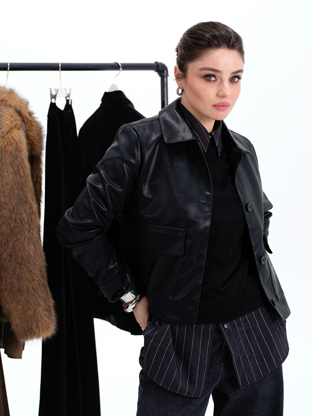 Siyah Gömlek Yaka Kadın Deri Görünümlü Ceket