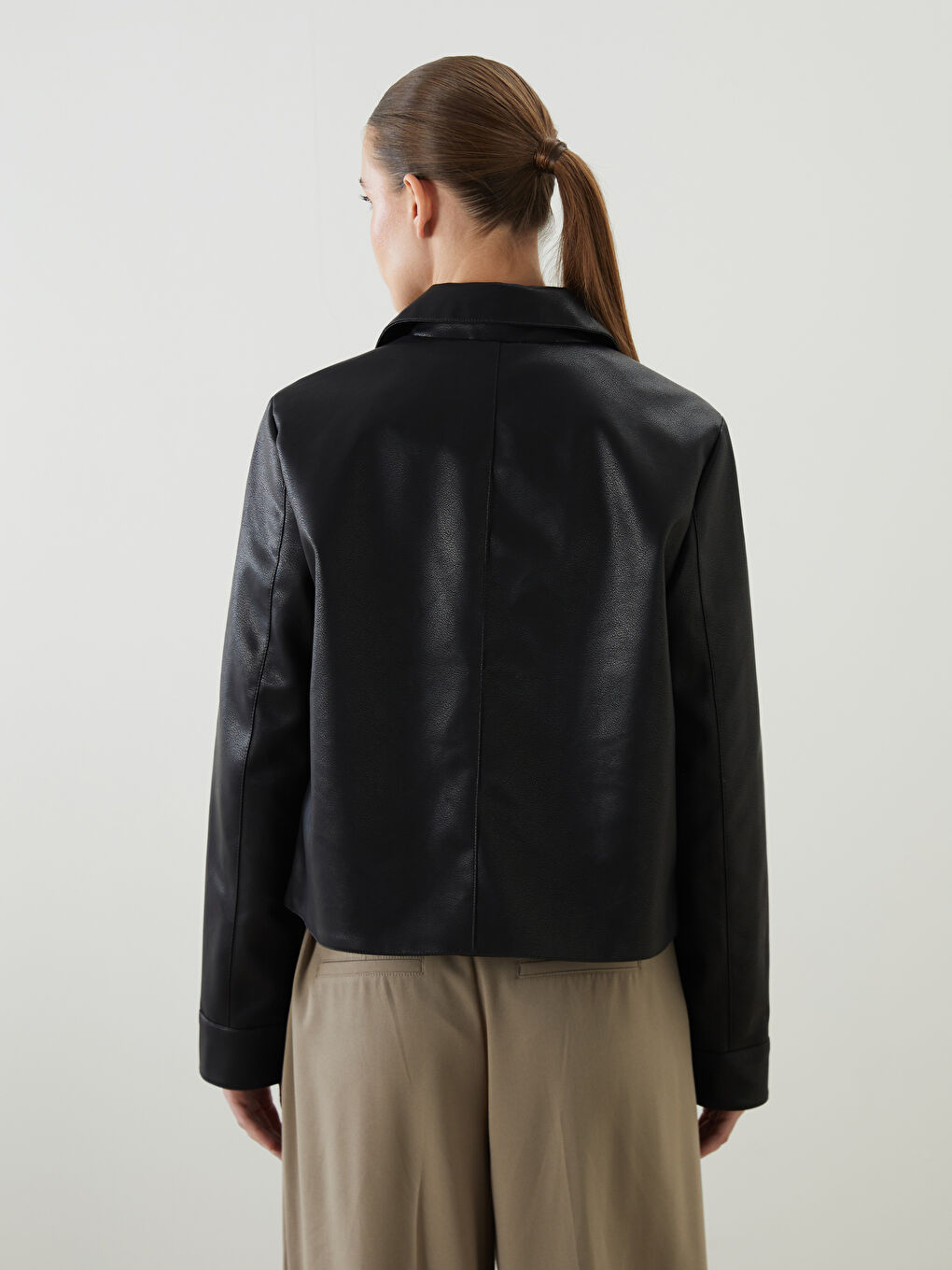 Siyah Gömlek Yaka Kadın Deri Görünümlü Ceket-2
