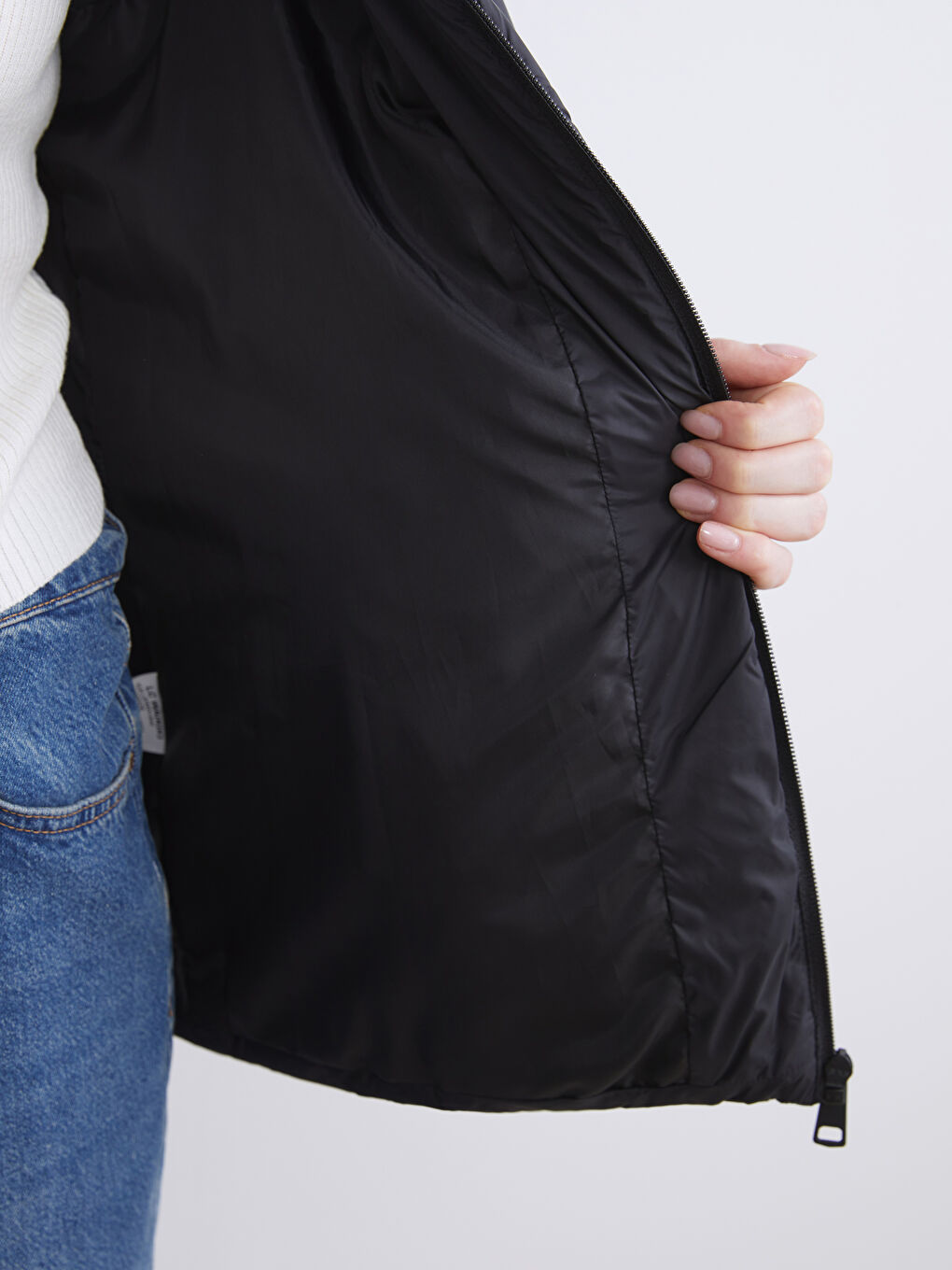 Жіночий дутий жилет з капюшоном-4