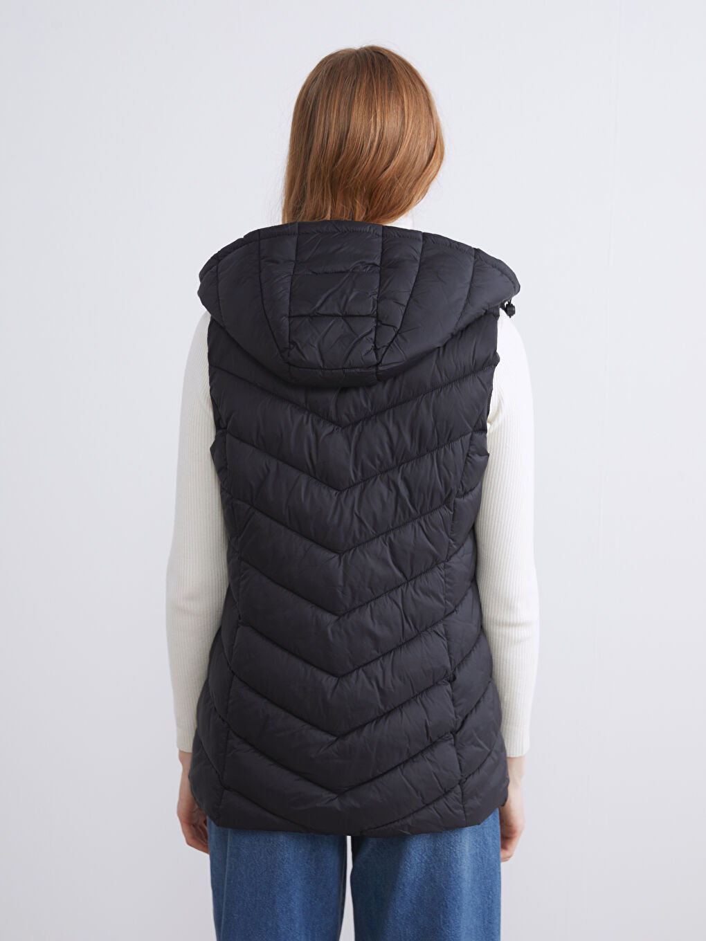 Жіночий дутий жилет з капюшоном-5