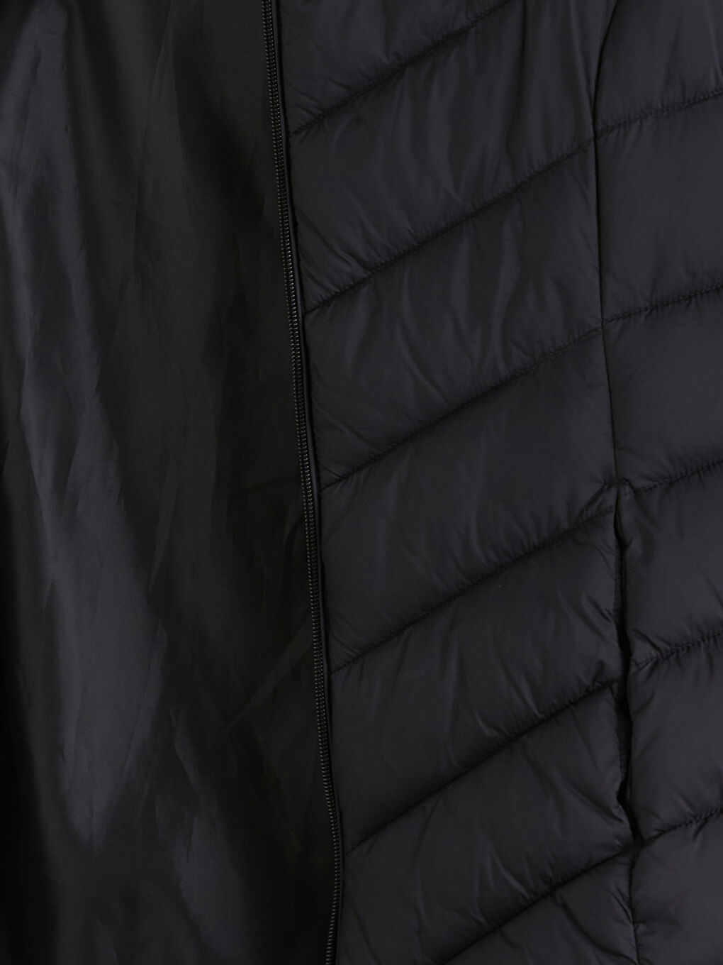 Жіночий дутий жилет з капюшоном-8