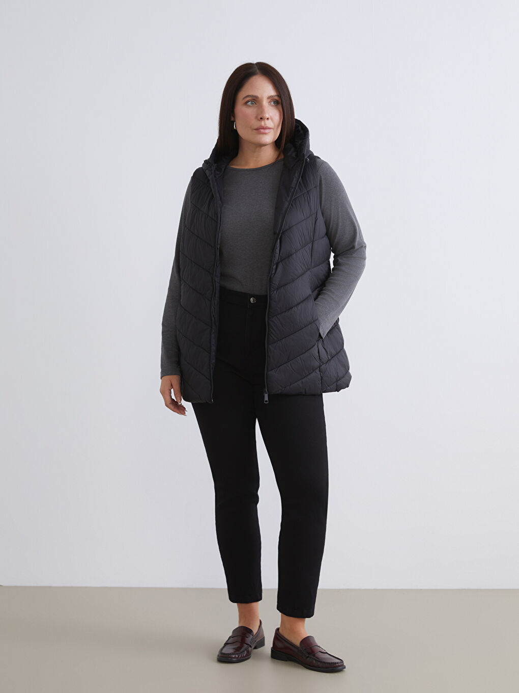 Жіночий дутий жилет з капюшоном-6