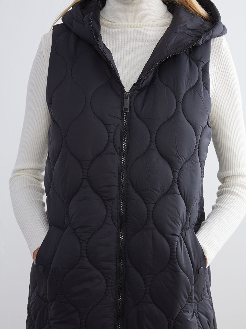 Siyah Kapüşonlu Kapitone Kadın Şişme Yelek-3