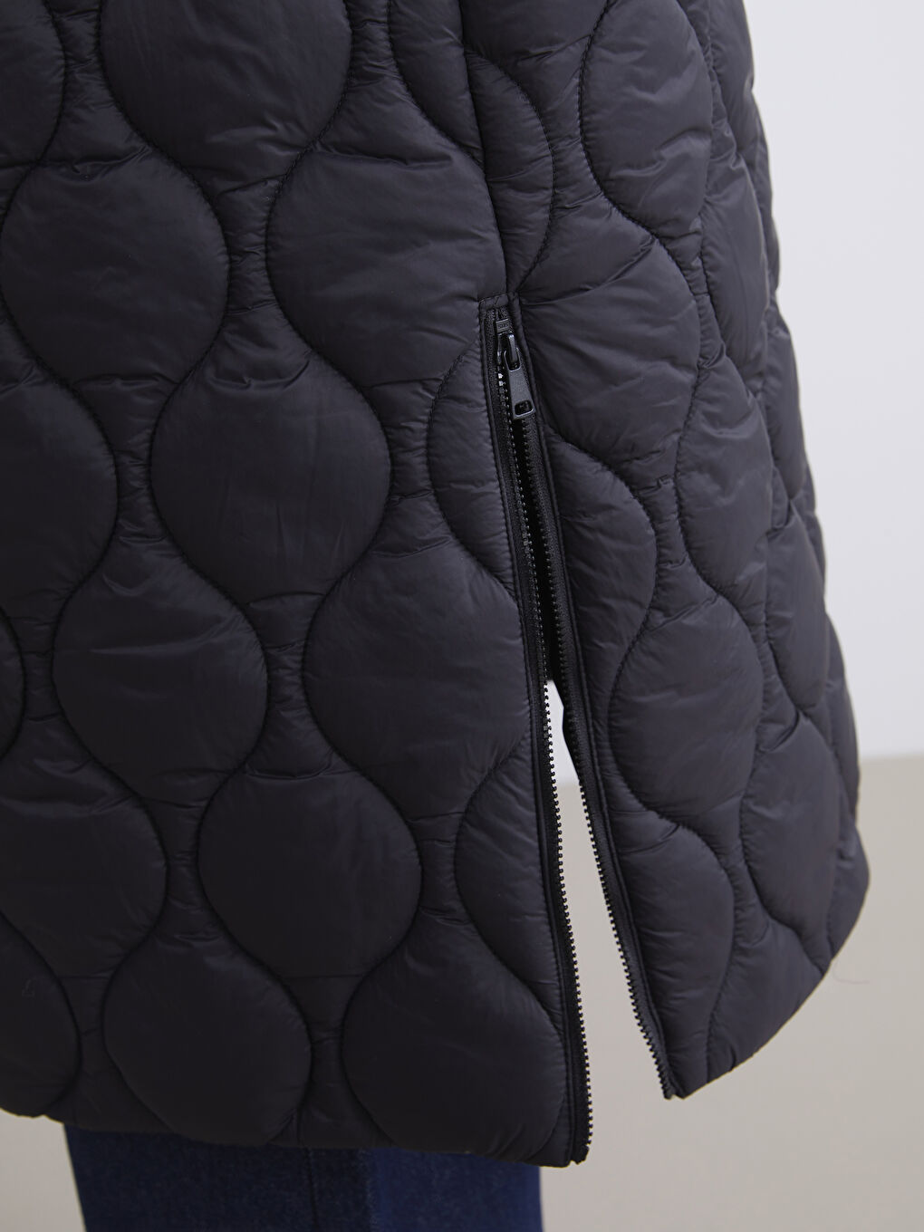 Siyah Kapüşonlu Kapitone Kadın Şişme Yelek-4