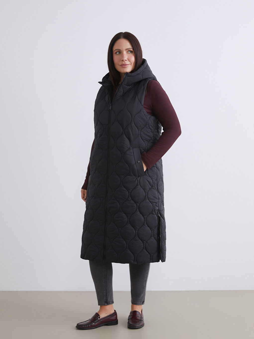 Siyah Kapüşonlu Kapitone Kadın Şişme Yelek-1