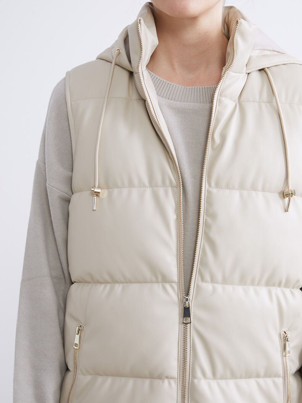 Bej Kapüşonlu Düz Deri Görünümlü Kadın Şişme Yelek-2