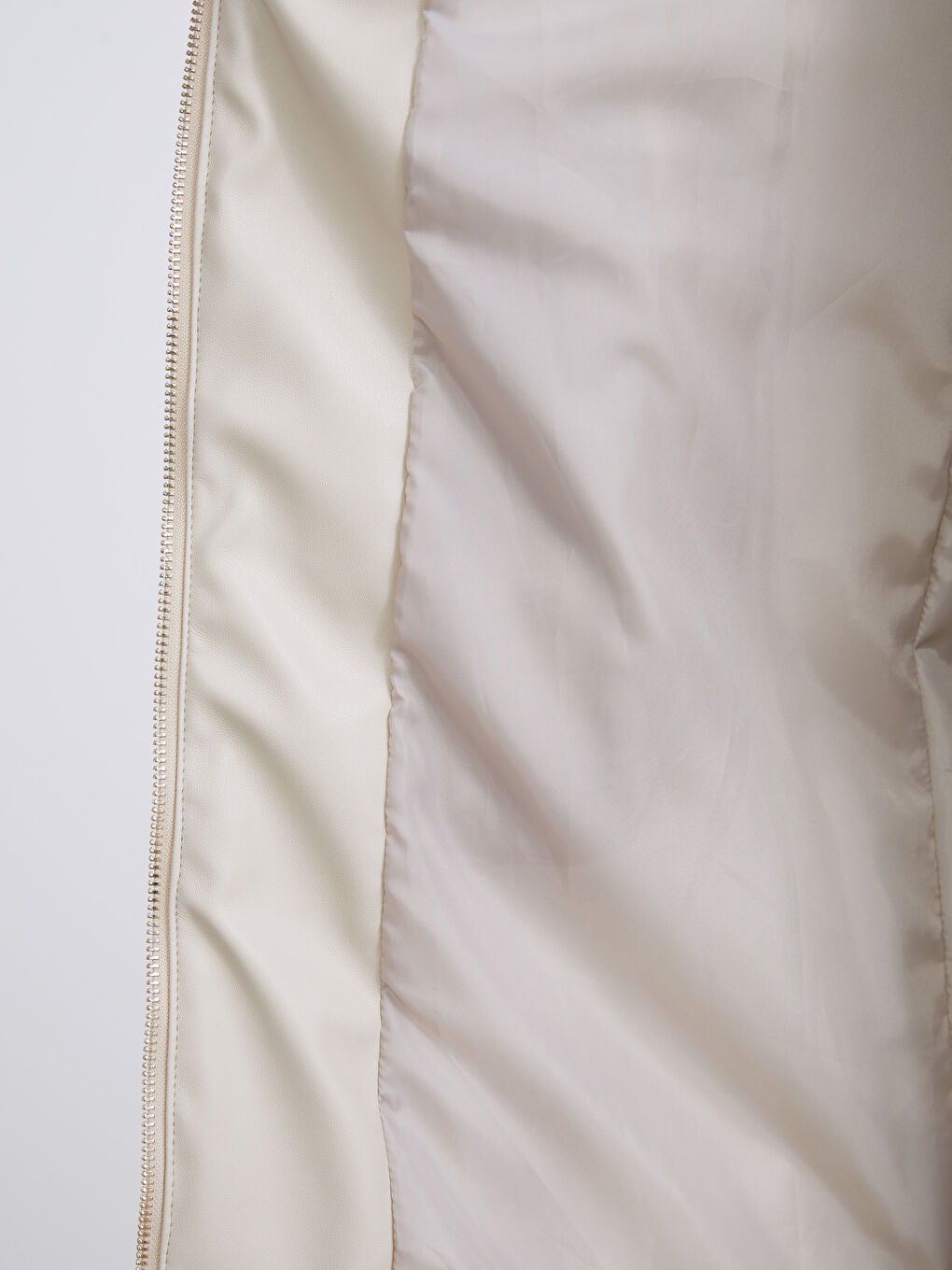 Bej Kapüşonlu Düz Deri Görünümlü Kadın Şişme Yelek-4