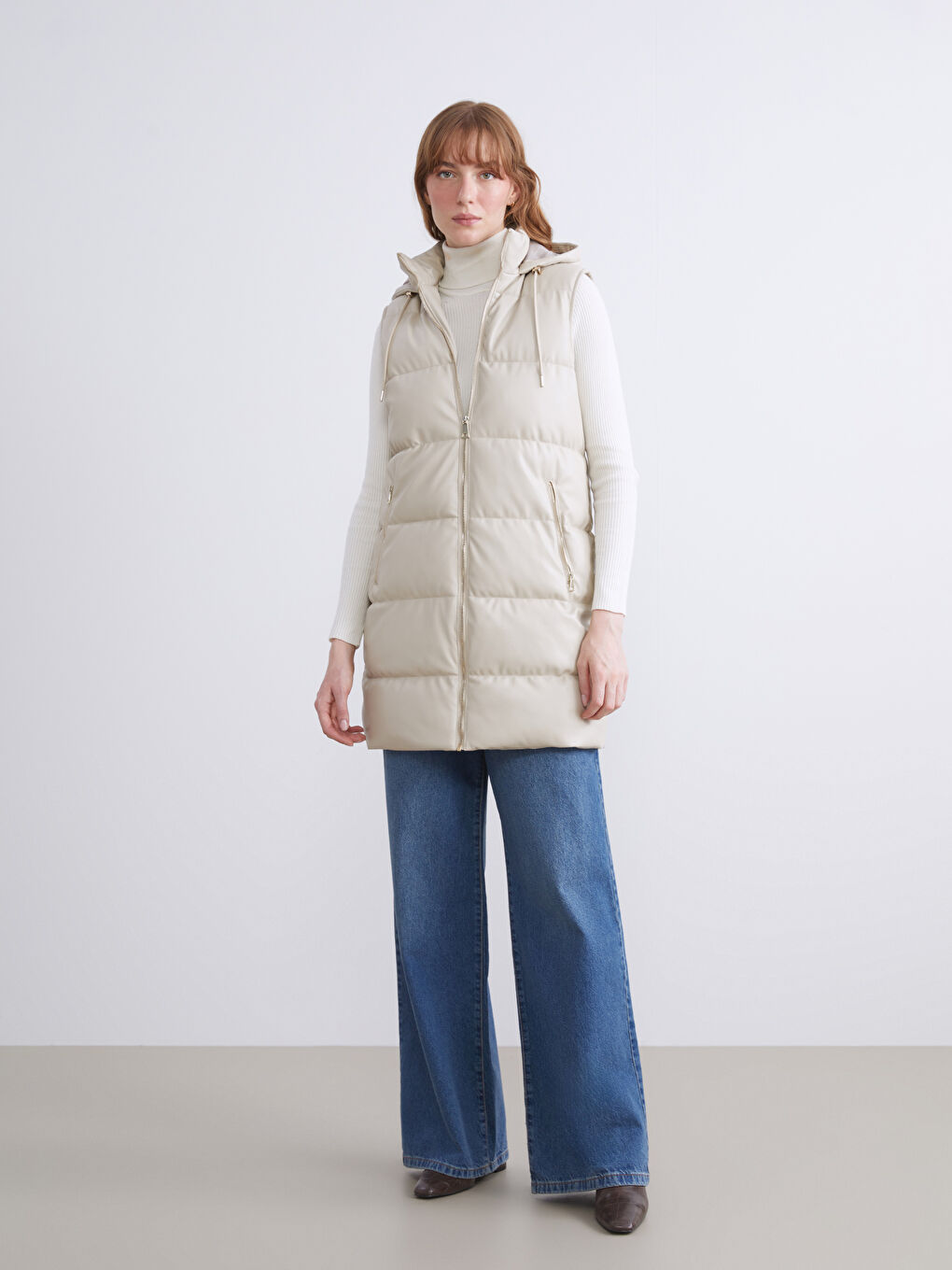 Bej Kapüşonlu Düz Deri Görünümlü Kadın Şişme Yelek-1