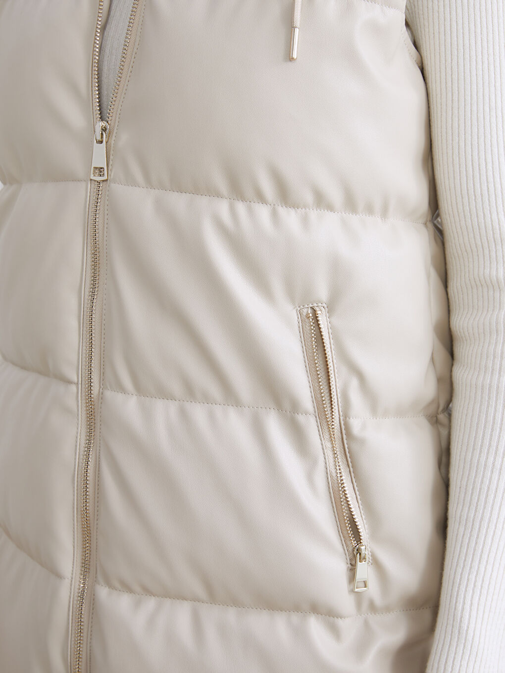 Bej Kapüşonlu Düz Deri Görünümlü Kadın Şişme Yelek-3