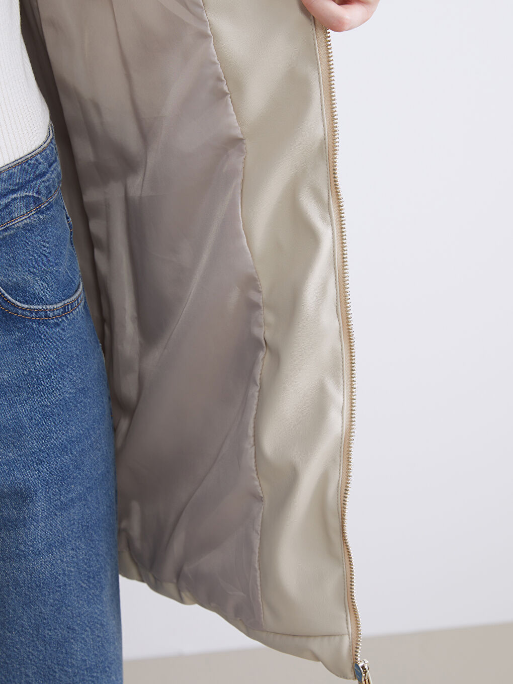 Bej Kapüşonlu Düz Deri Görünümlü Kadın Şişme Yelek-5