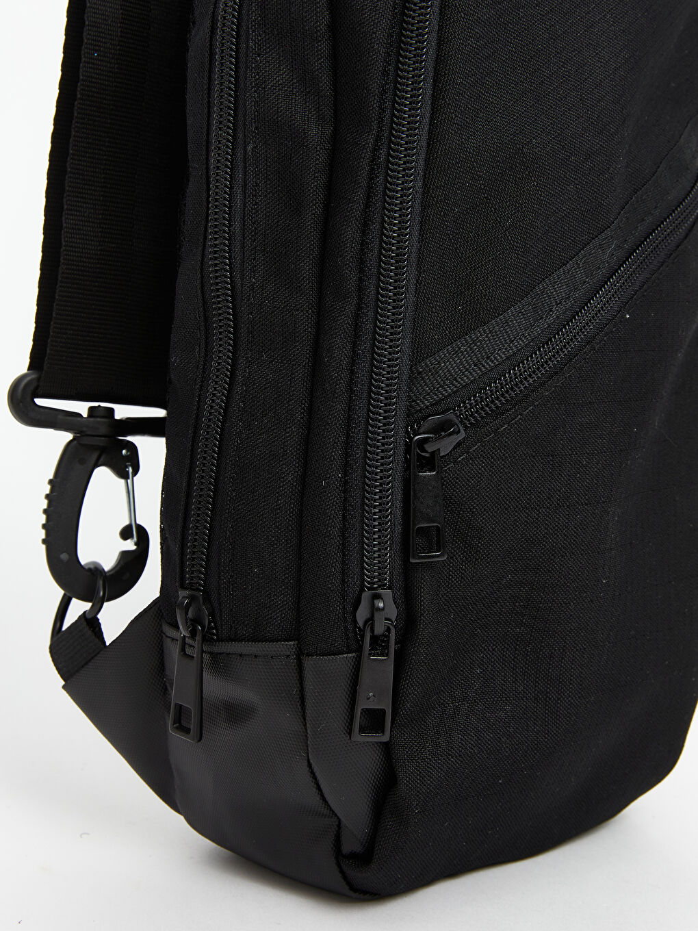 Siyah Fermuarlı Erkek Göğüs Çantası-1