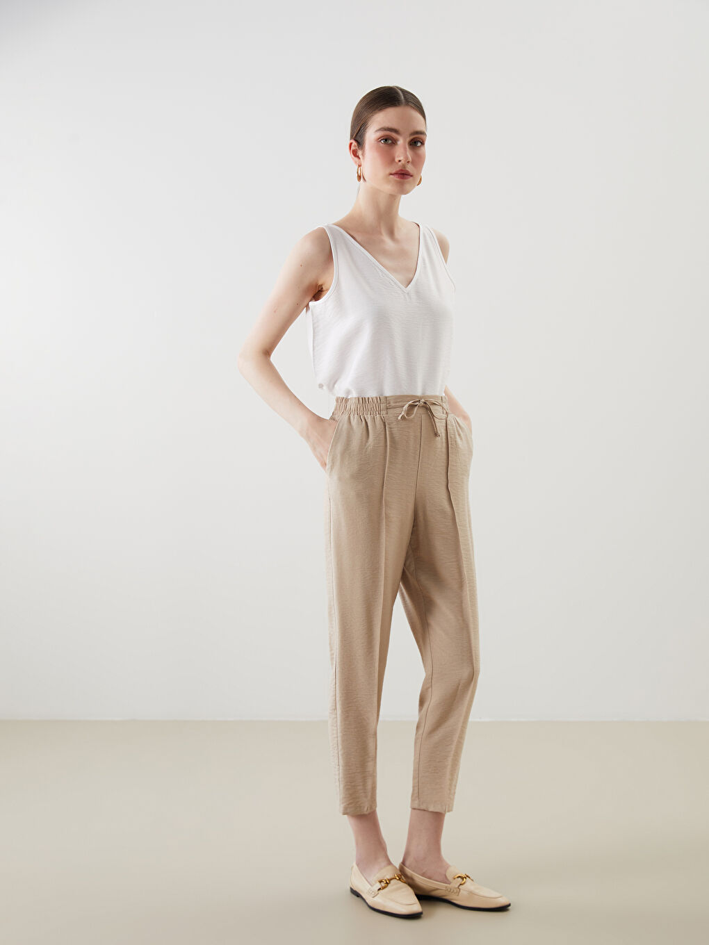 LCWAIKIKI Classic Еластична талия Карот Фит Панталон за жени -W53395Z8-YDK