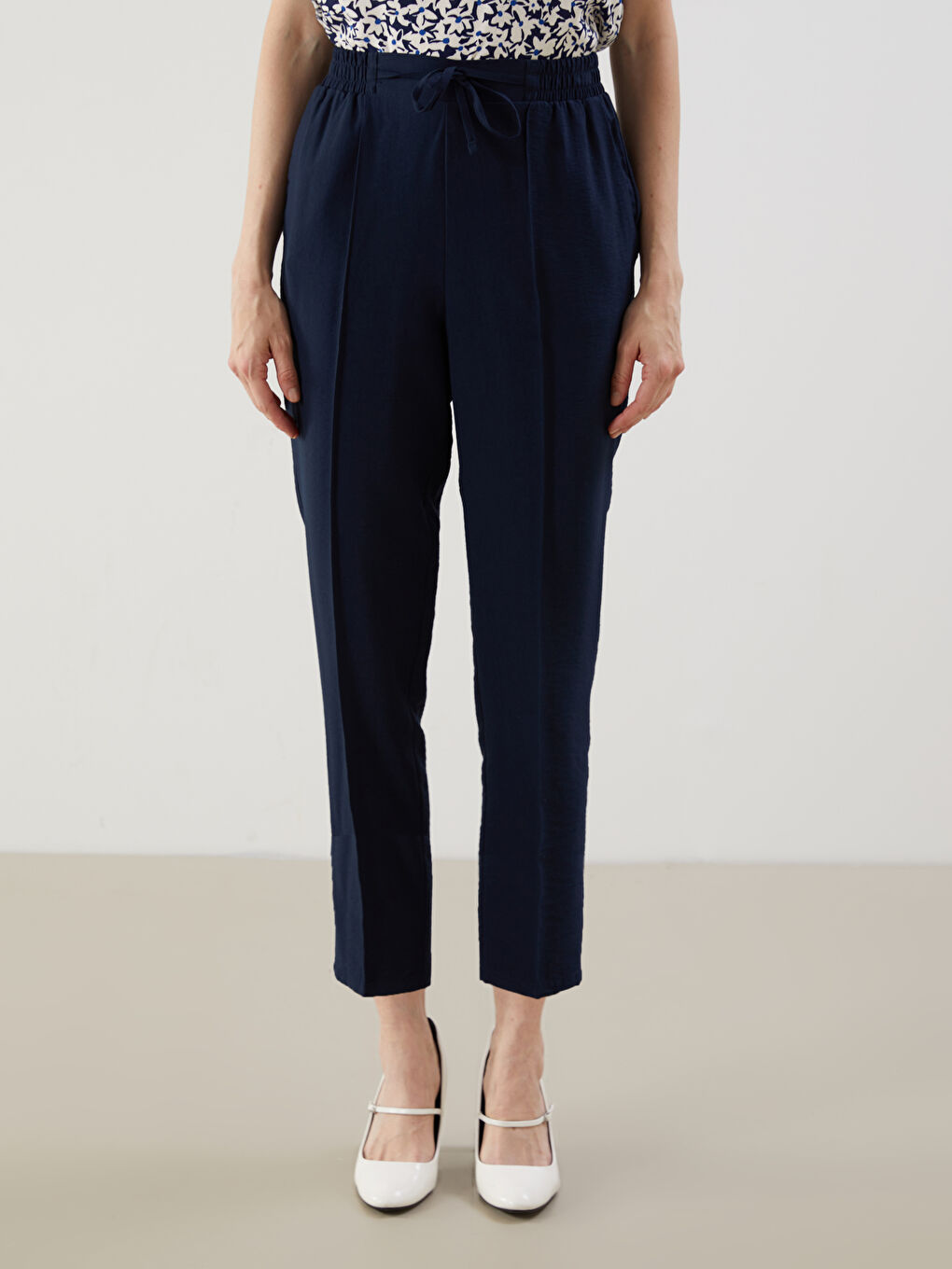 LCWAIKIKI Classic Elastic Waist Carrot Fit Women's Trousers -W53395Z8-YGH