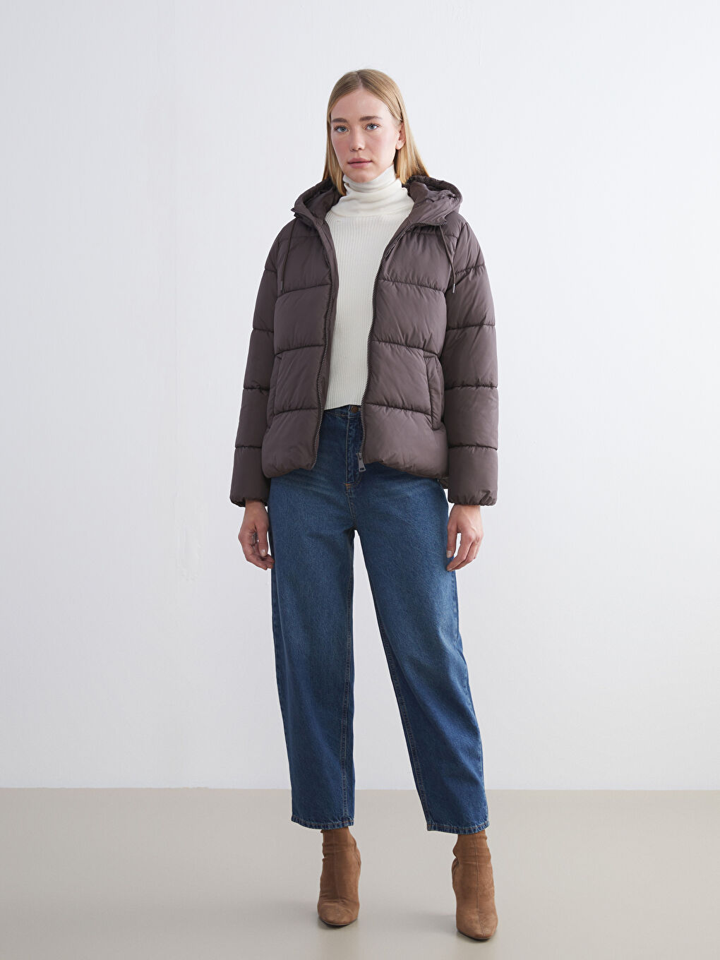 Kahverengi Kapüşonlu Kadın Şişme Mont-1