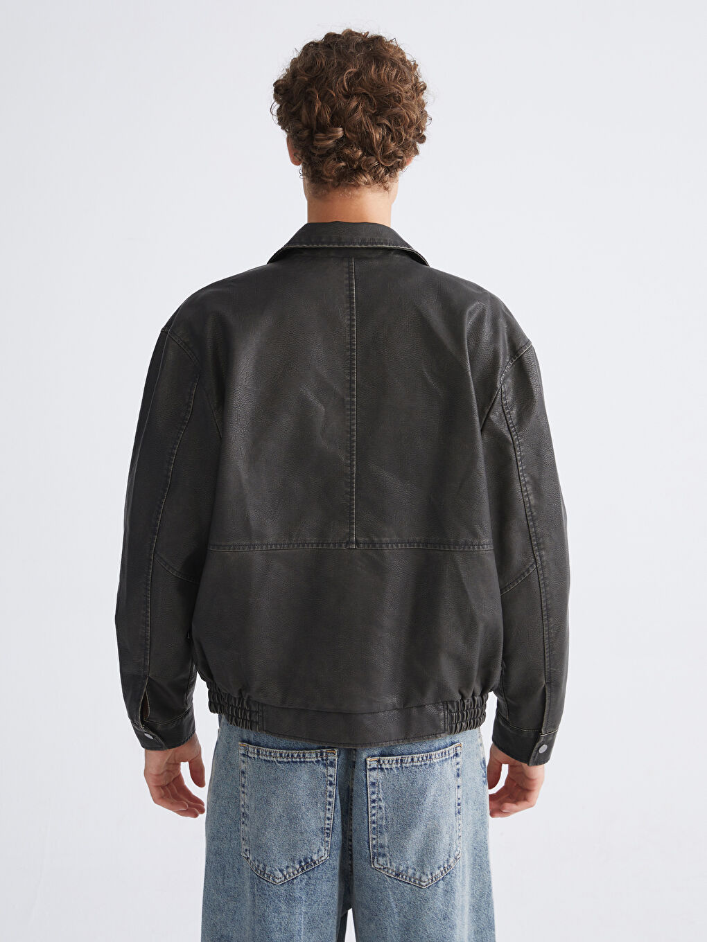 Siyah Rahat Kalıp Gömlek Yaka Erkek Deri Görünümlü Ceket-4