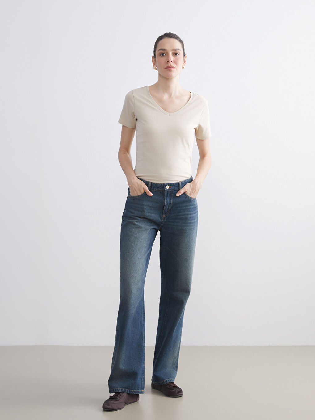 Bej V Yaka Kadın Tişört-1