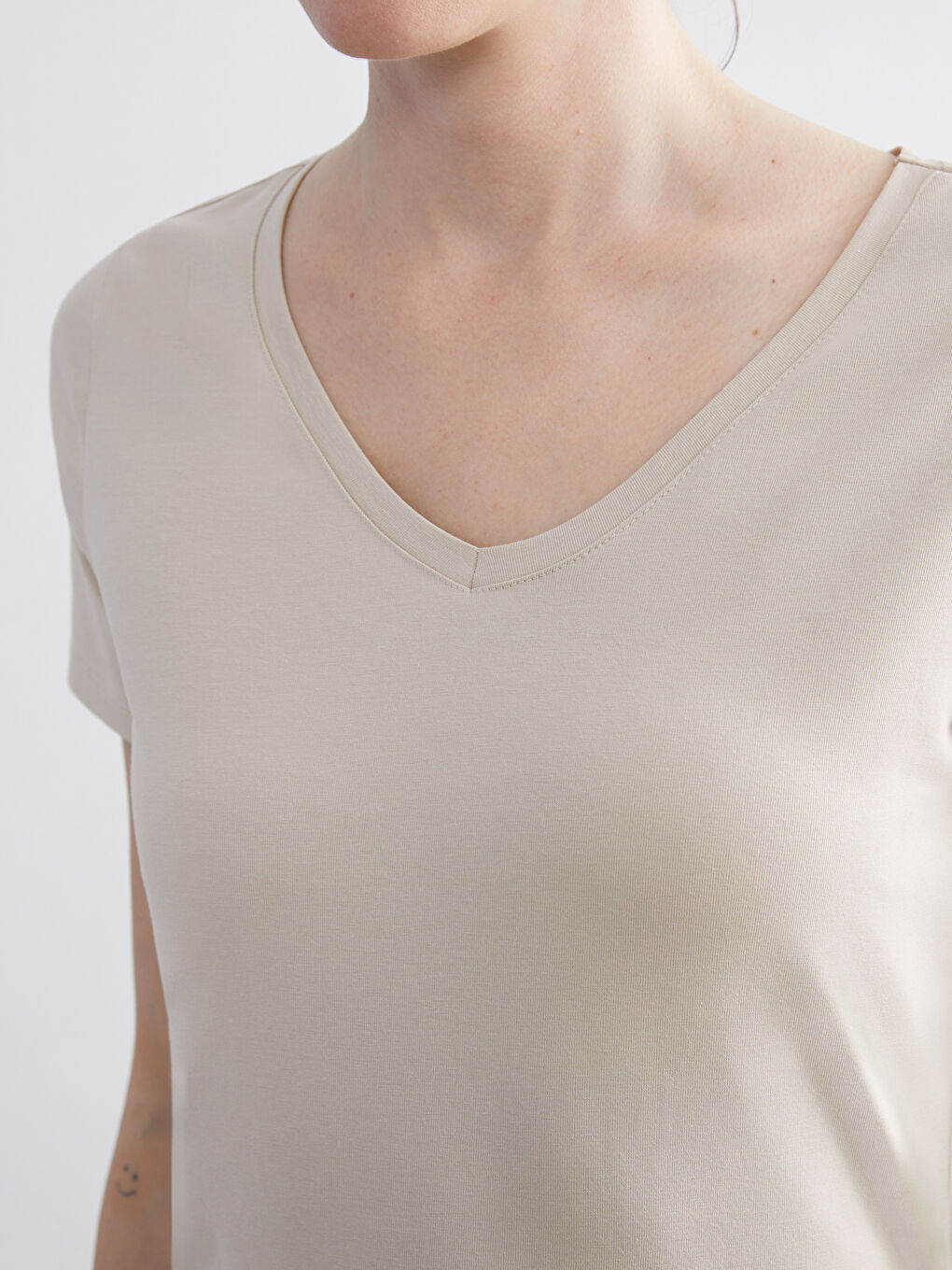 Bej V Yaka Kadın Tişört-2