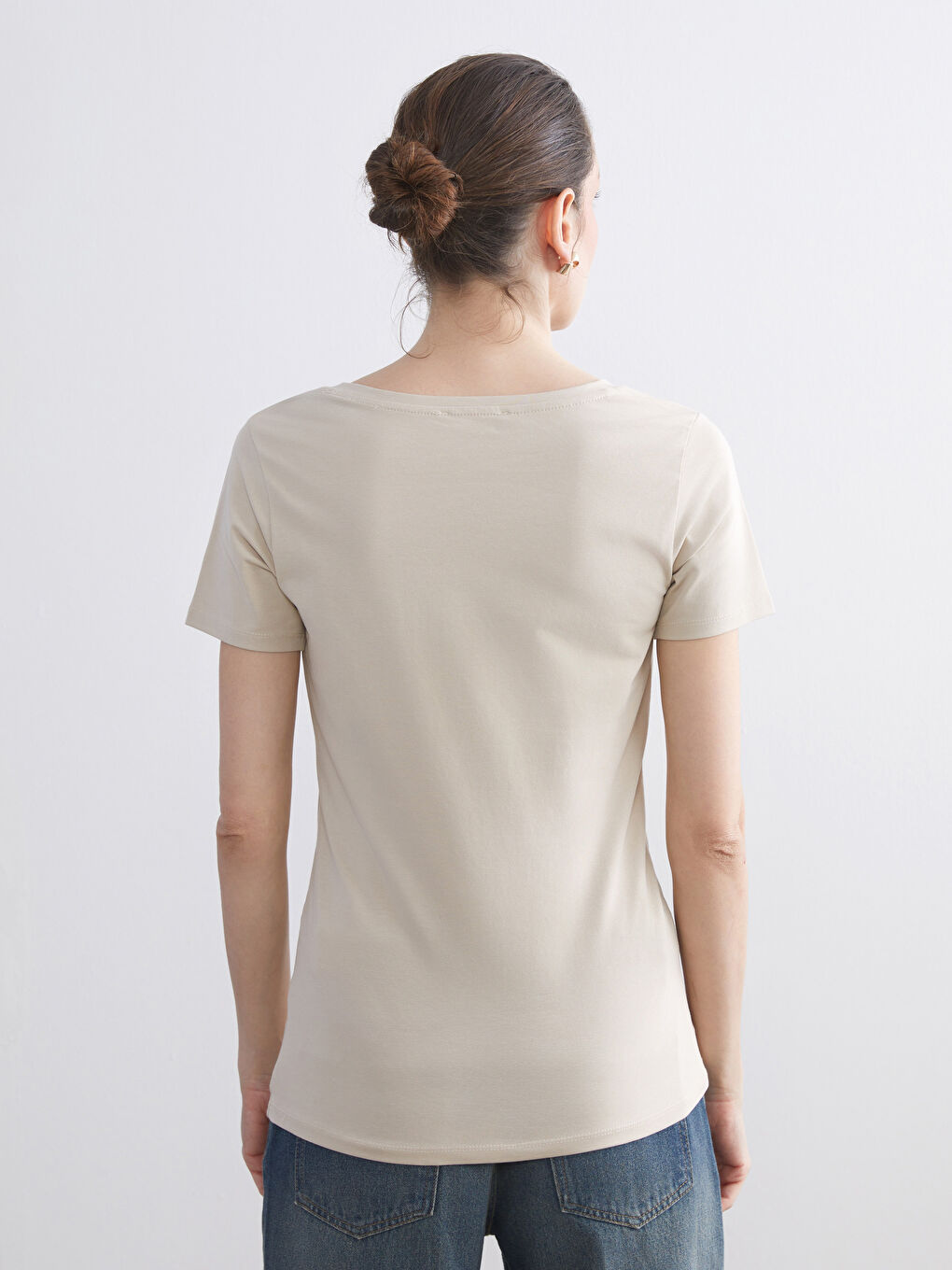 Bej V Yaka Kadın Tişört-3