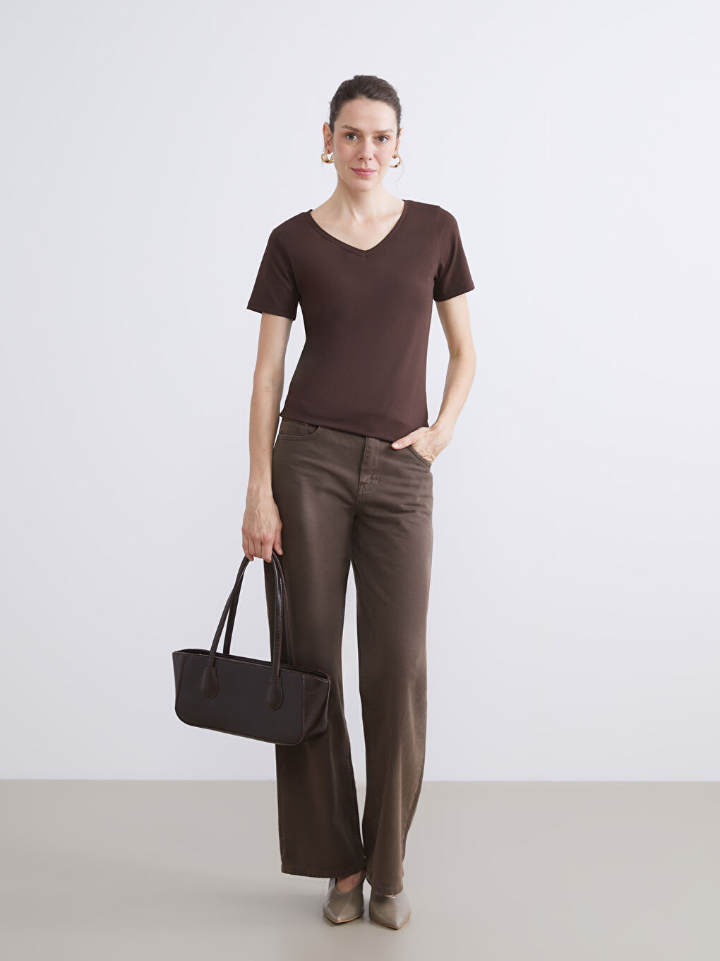 Kahverengi V Yaka Kadın Tişört-1