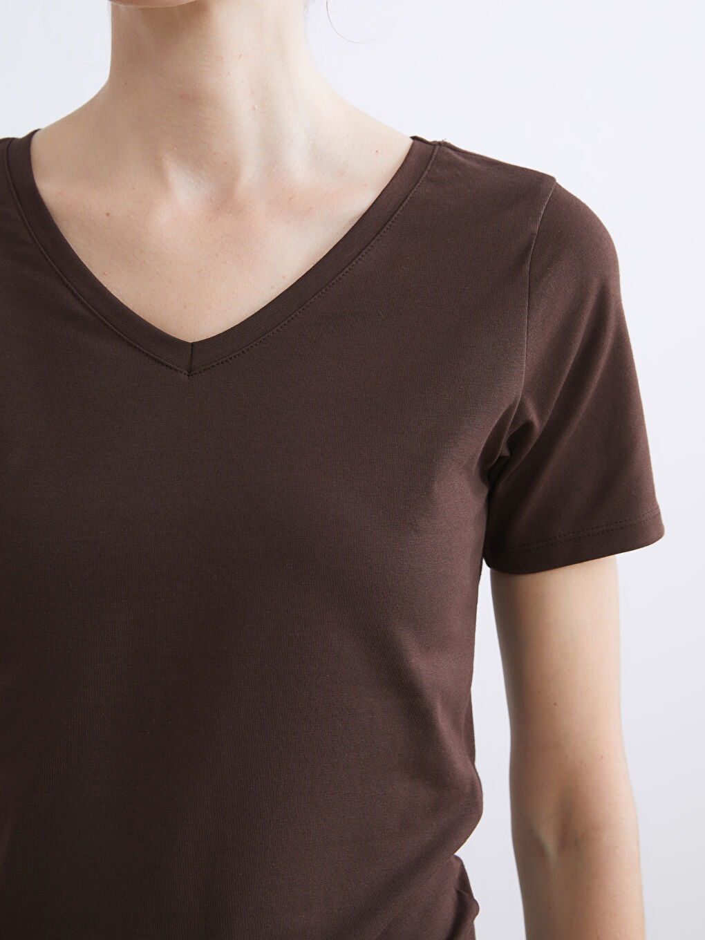 Kahverengi V Yaka Kadın Tişört-2