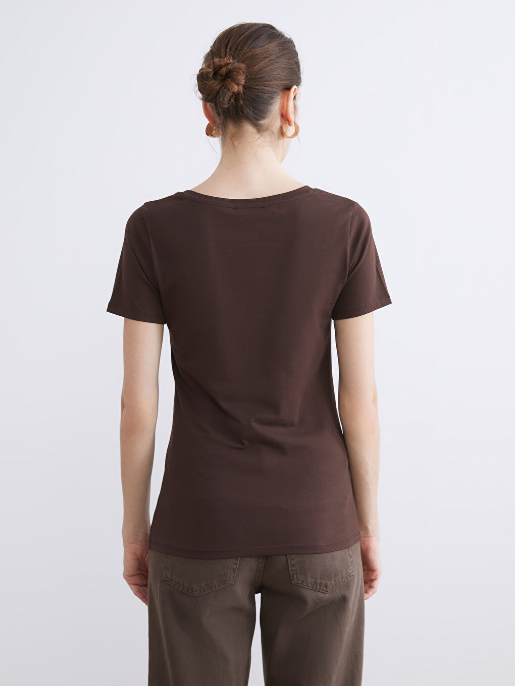 Kahverengi V Yaka Kadın Tişört-3