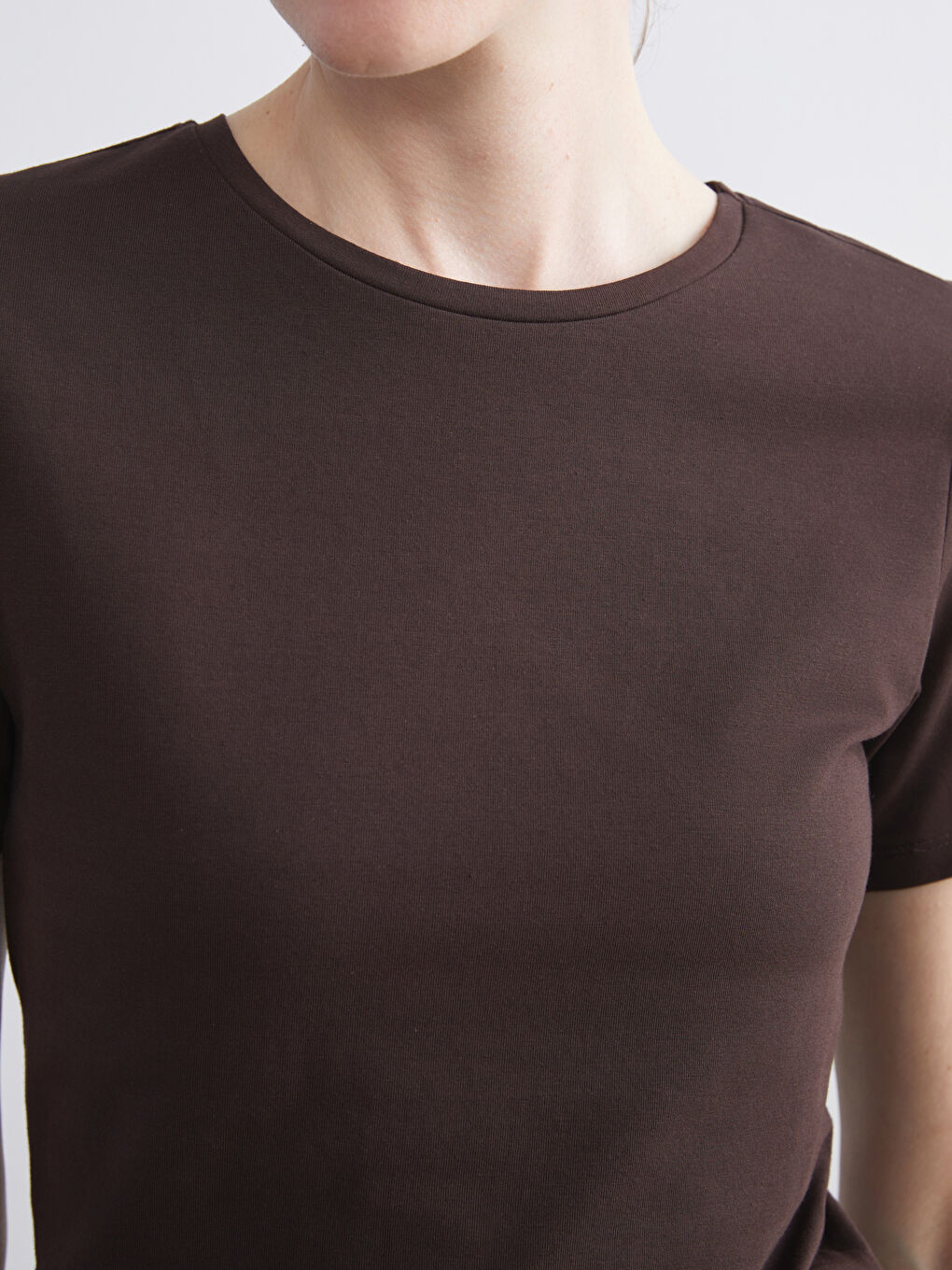 Kahverengi Bisiklet Yaka Kadın Tişört-2