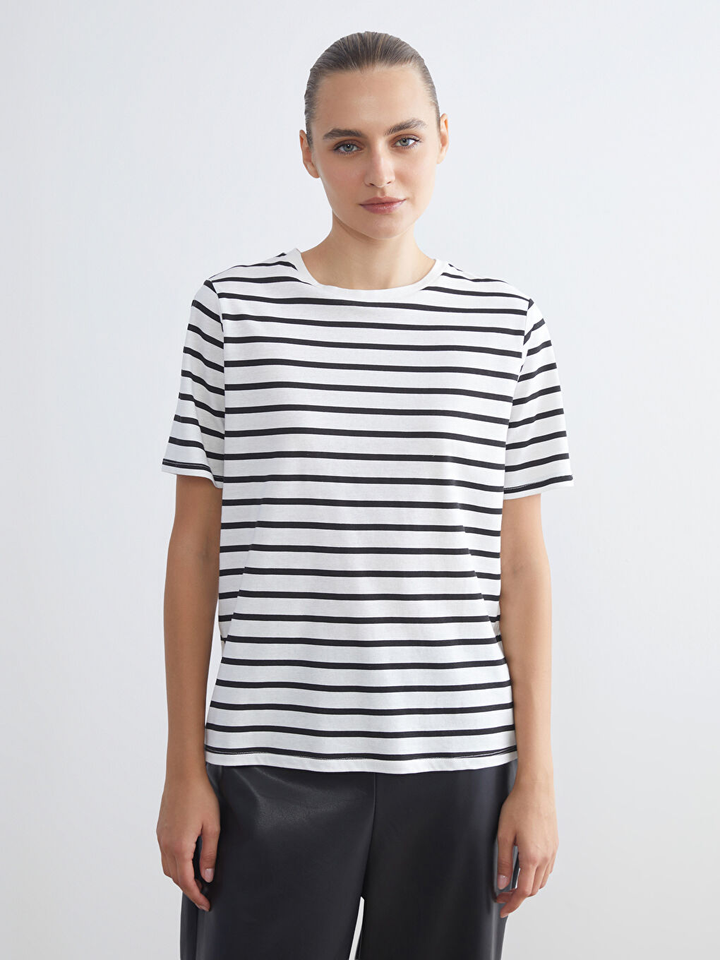 LCWAIKIKI Basic Ženska prugasta majica sa okruglim izrezom -W53666Z8-LEG
