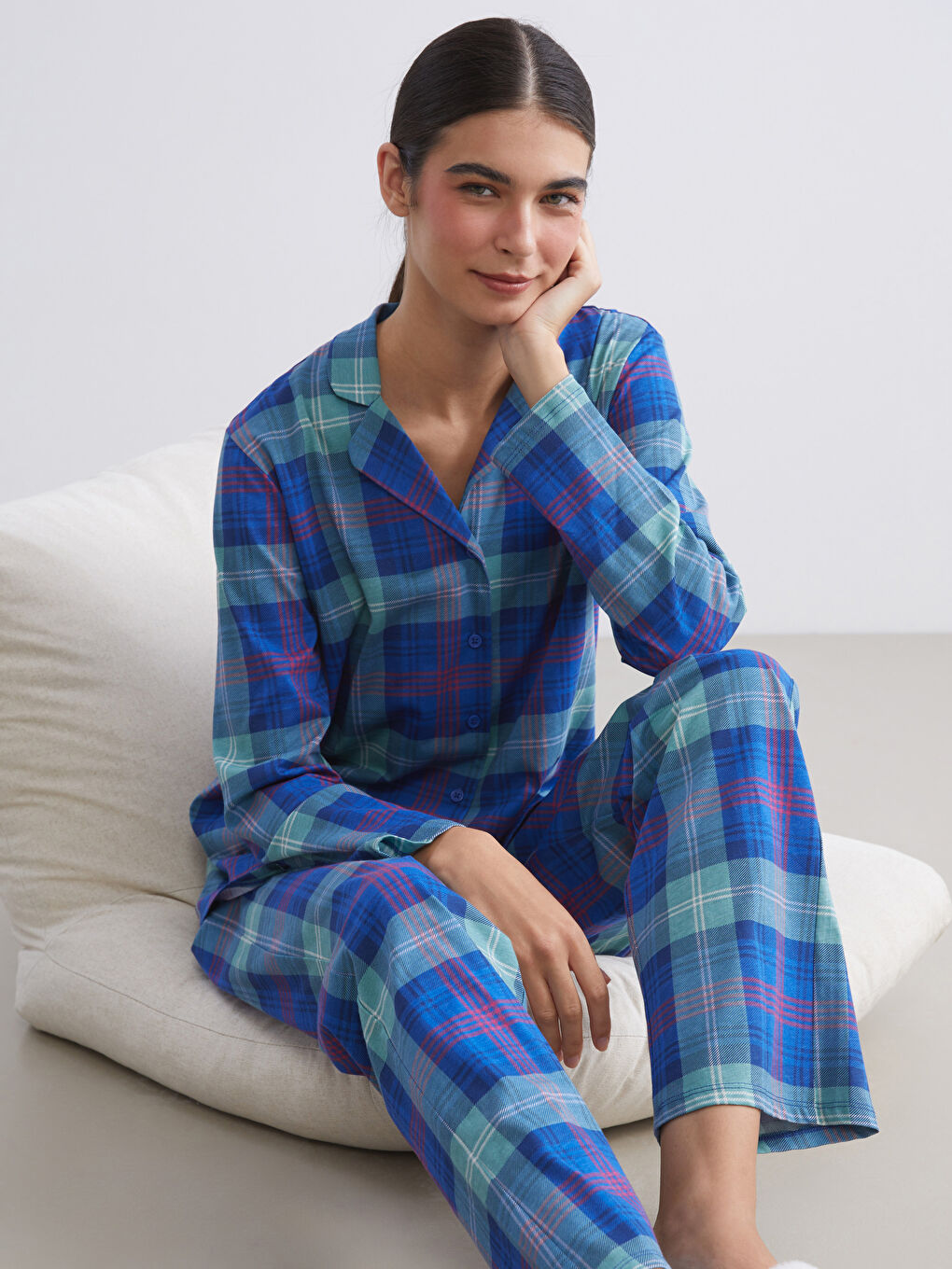 Pyjama-Set für Damen mit Kragenhals und Karomuster