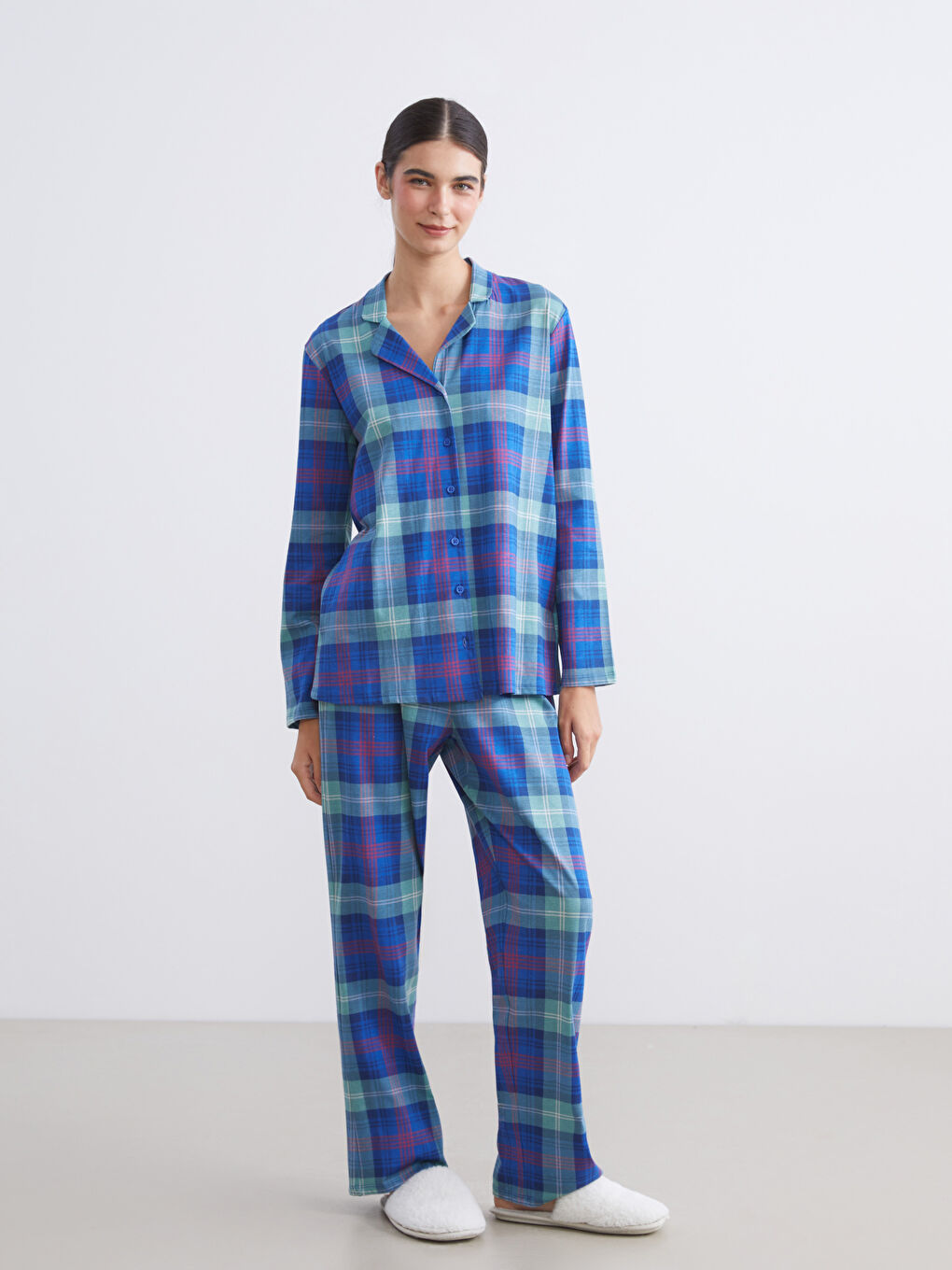 Pyjama-Set für Damen mit Kragenhals und Karomuster-1