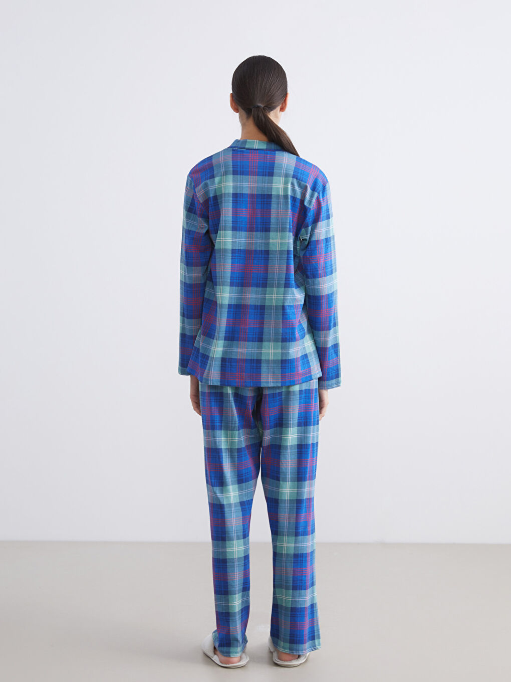 Pyjama-Set für Damen mit Kragenhals und Karomuster-3