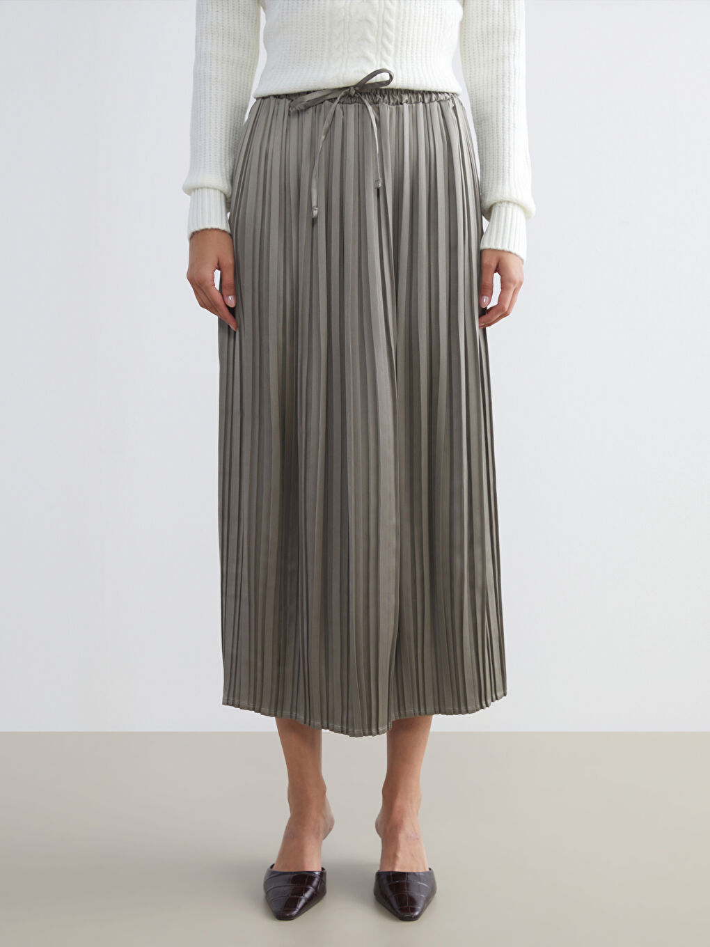LCWAIKIKI Classic Elastic Waist Satin Pleated Skirt -W53734Z8-ZBC