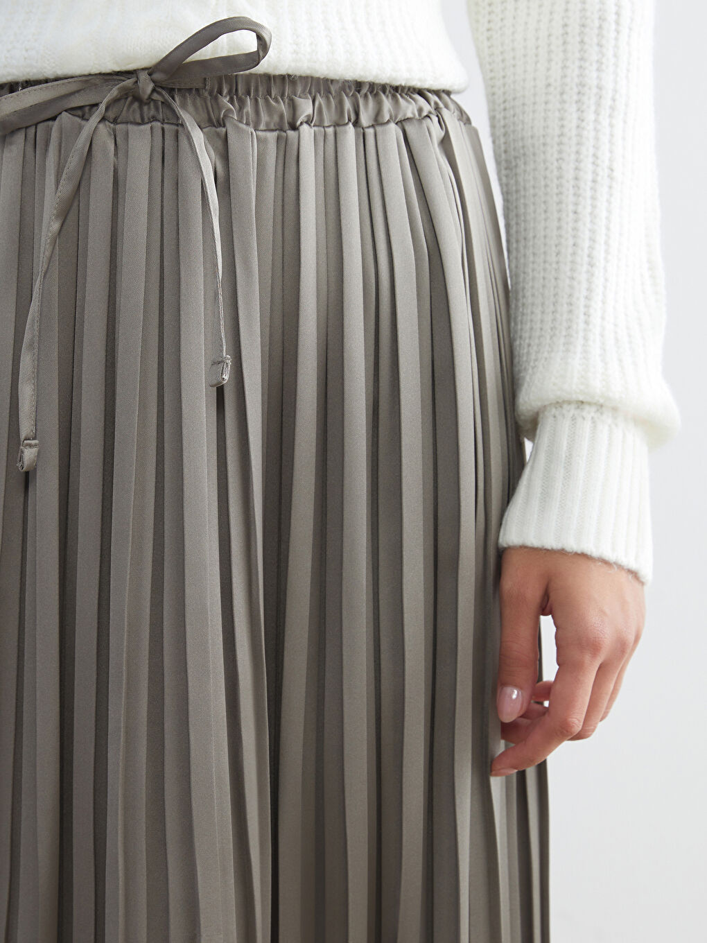 LCWAIKIKI Classic Elastic Waist Satin Pleated Skirt -W53734Z8-ZBC
