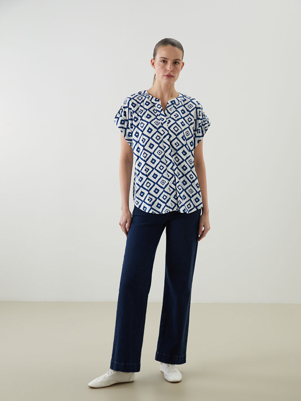 LCWAIKIKI Classic Notch Neck Patterned Women's Shirt -W54118Z8-LQQ