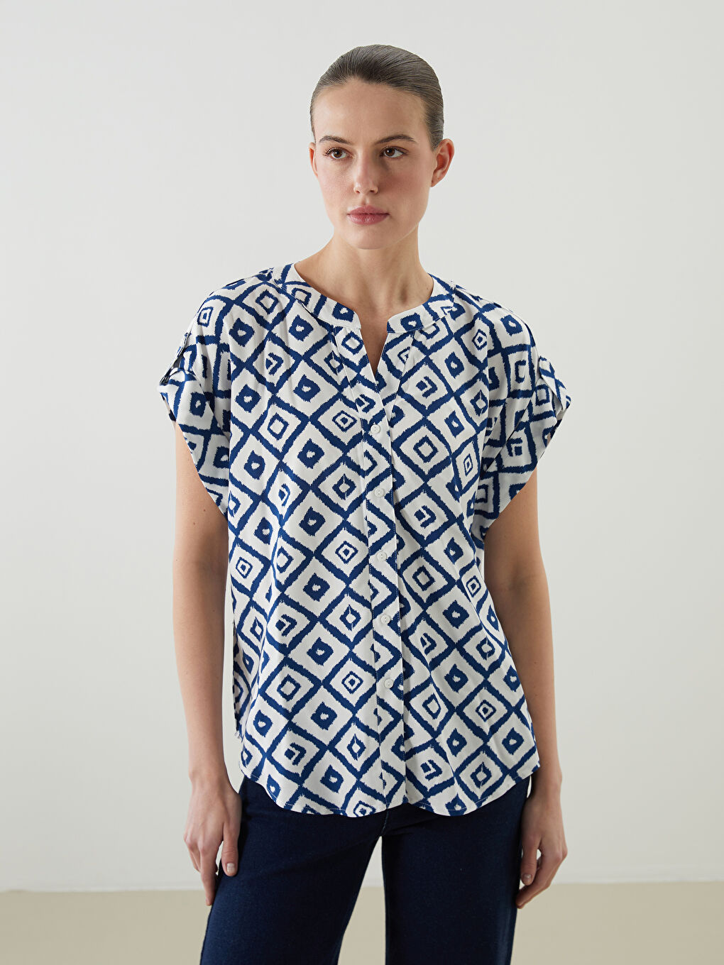 LCWAIKIKI Classic Notch Neck Patterned Women's Shirt -W54118Z8-LQQ
