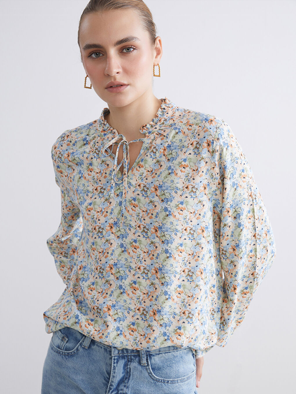 LCWAIKIKI Classic Tie Neck Floral Blouse -W54169Z8-LRR