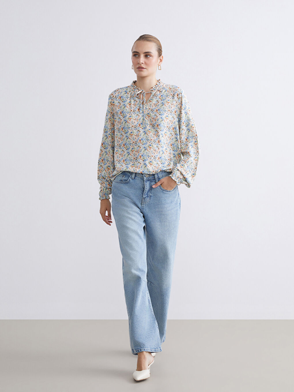 LCWAIKIKI Classic Tie Neck Floral Blouse -W54169Z8-LRR