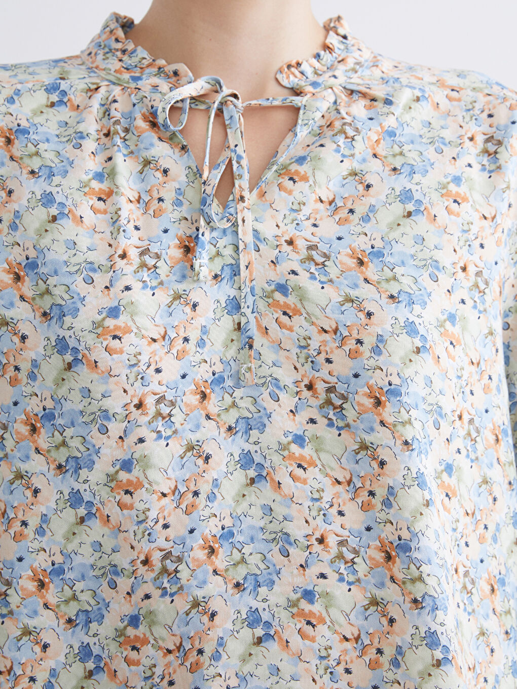 LCWAIKIKI Classic Tie Neck Floral Blouse -W54169Z8-LRR