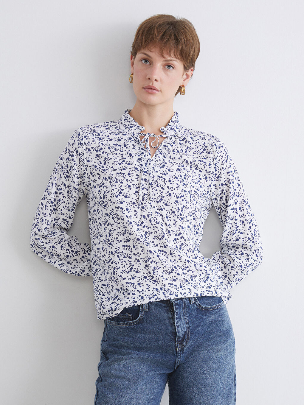 LCWAIKIKI Classic Tie Neck Floral Blouse -W54169Z8-LU7
